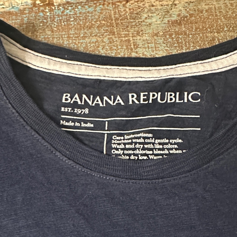 Banana Republic Men's Dark Blue Tee